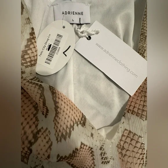 🐧3/$15 or 5/$20 - Adrienne V Neck Blouse Ivory Pink Snake Skin Print - Picture 5 of 6